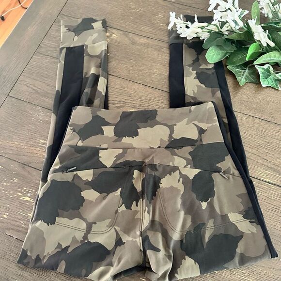 ATHLETA‎ Women’s ESSEX Camo Hybrid Tight Leggings Brown Black size small - Picture 3 of 9